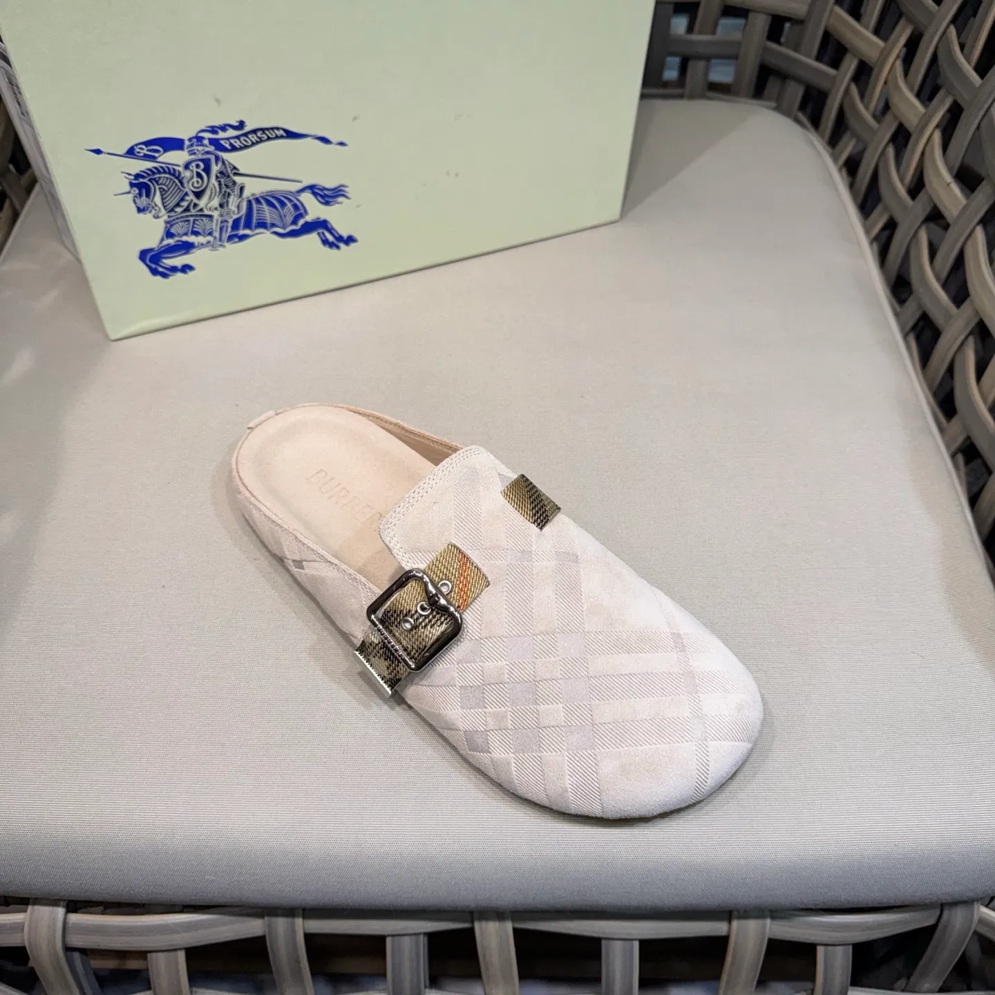 Men's Men's Shoes 💰360 [New Style] 🐝🐝Burberry New Burberry - Men's Checked Leather Urchin Half-Flop Sandal Made of soft suede cowhide and calfskin, these half-flop sandals feature an adjustable B-shaped buckle strap and are decorated with the signature sand-colored Burberry check in jacquard worsted. The upper wraps around the midsole and is paired with a sole made of the same upper material with an embossed logo on the heel and a wavy rubber outsole embellished with the Burberry lettering. Fashionable and casual! Comes with full set of original packaging dust bag! Code number: 39-40-41-42-43-44 standard code (38/45 can be customized and returns and exchanges are not supported)